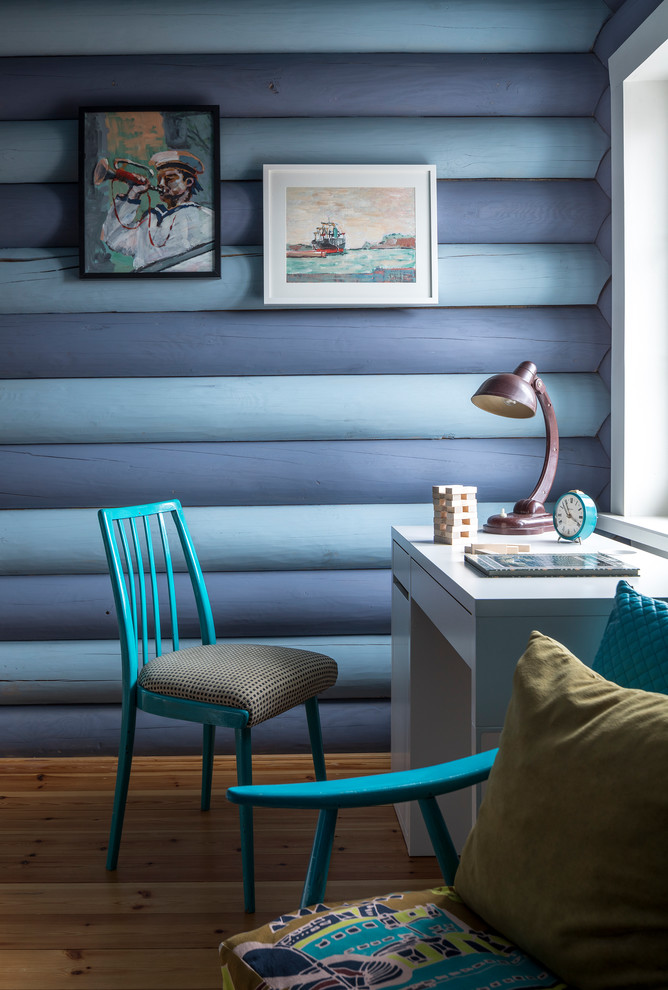 Exempel på ett mellanstort lantligt barnrum kombinerat med skrivbord, med blå väggar, mellanmörkt trägolv och brunt golv