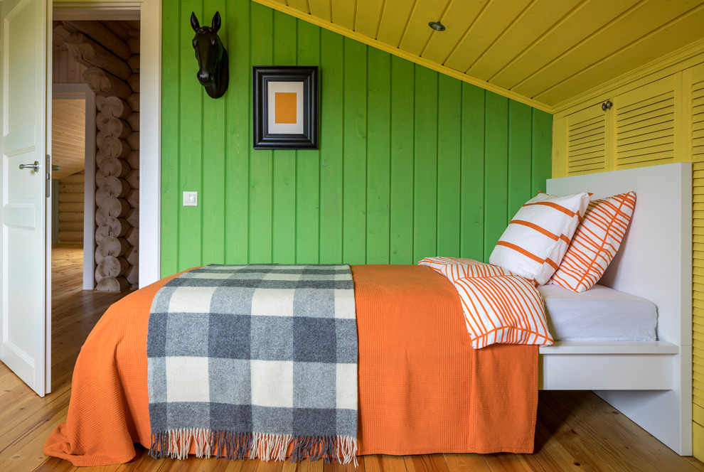 Imagen de dormitorio infantil de 4 a 10 años campestre de tamaño medio con suelo beige, paredes verdes y suelo de madera en tonos medios