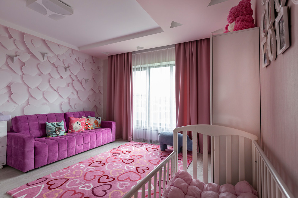 Пример оригинального дизайна: детская с игровой среднего размера в современном стиле с розовыми стенами, полом из ламината и серым полом для ребенка от 4 до 10 лет, девочки