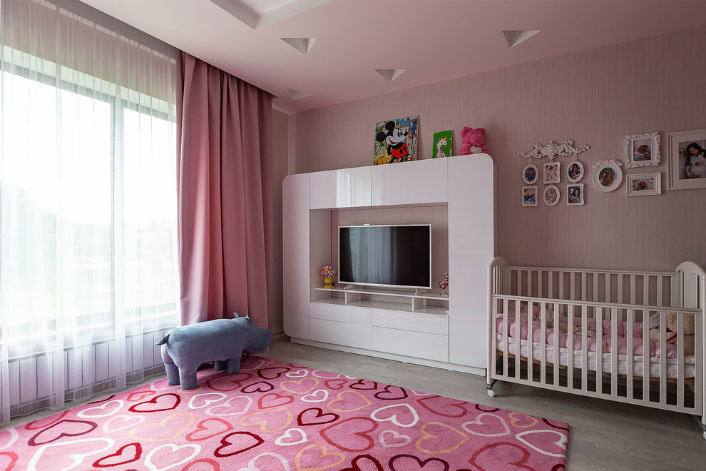 Réalisation d'une chambre d'enfant de 4 à 10 ans design de taille moyenne avec un mur rose, sol en stratifié et un sol gris.