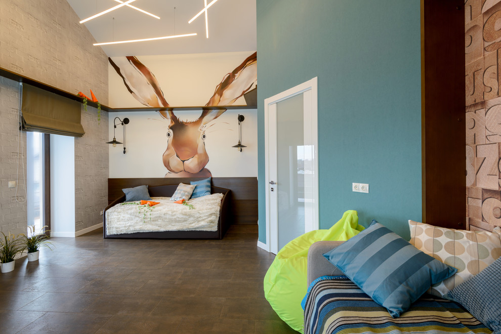 Idéer för stora funkis pojkrum kombinerat med sovrum och för 4-10-åringar, med blå väggar och korkgolv