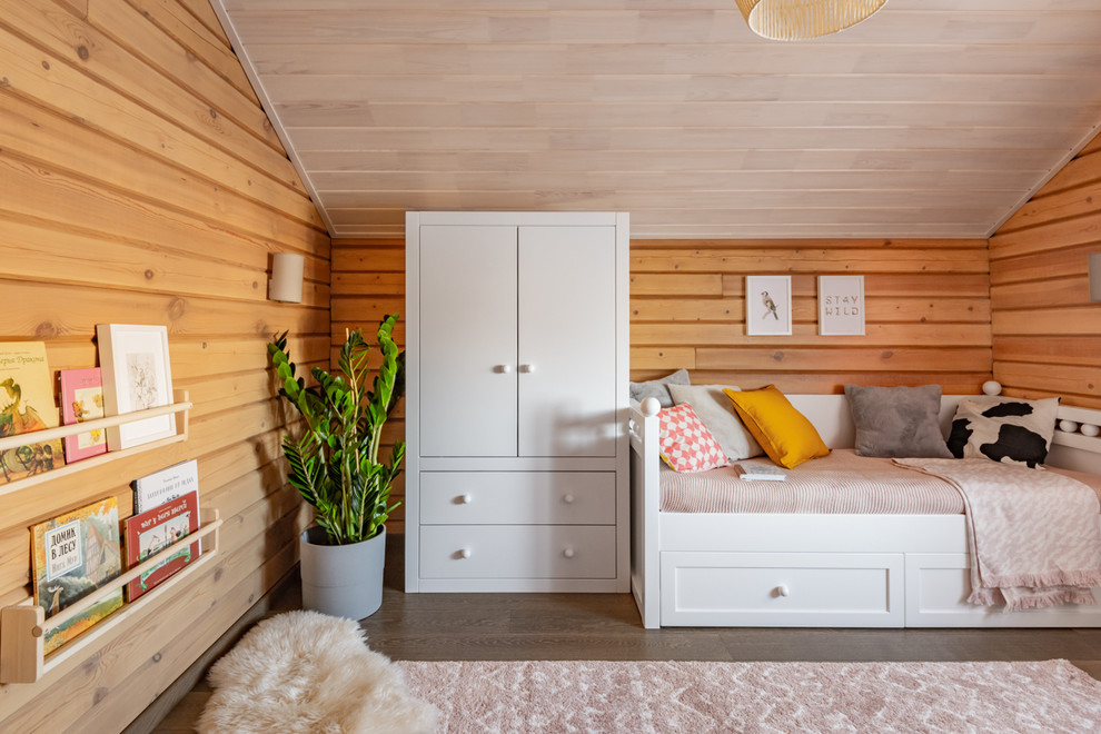 Foto de dormitorio infantil de 4 a 10 años actual de tamaño medio con paredes beige, suelo de madera en tonos medios y suelo marrón