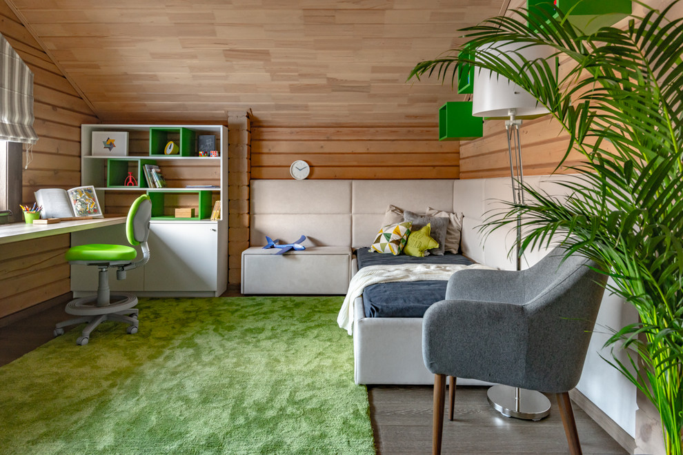 Inspiration pour une chambre d'enfant de 4 à 10 ans design de taille moyenne avec un mur beige, un sol en bois brun et un sol marron.