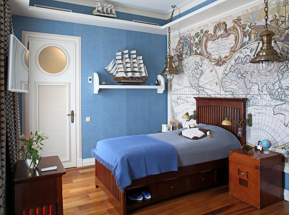Idéer för ett maritimt pojkrum kombinerat med sovrum och för 4-10-åringar, med flerfärgade väggar och mellanmörkt trägolv