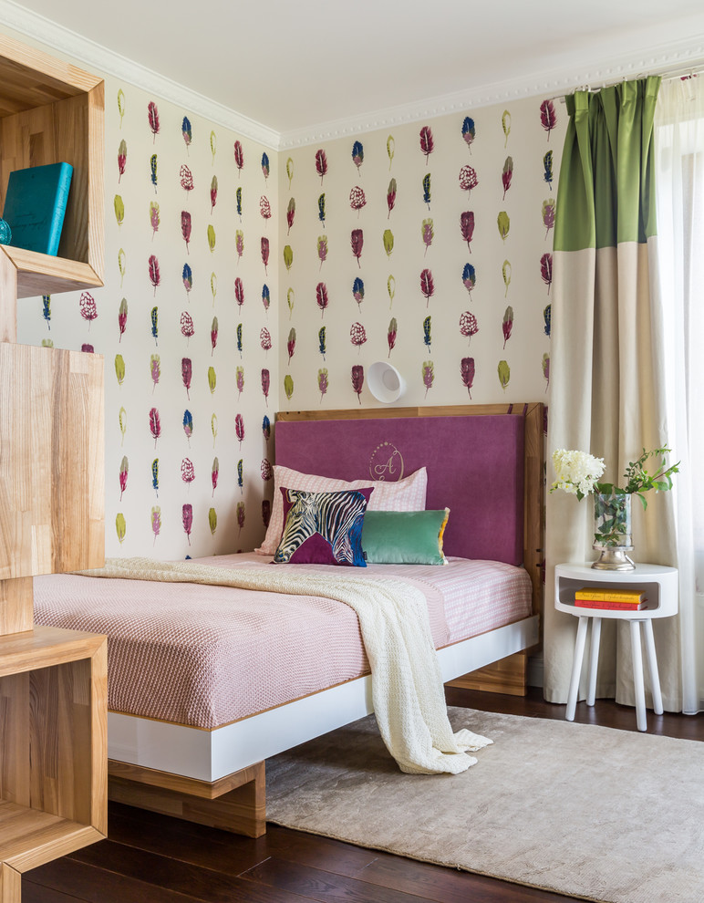 Пример оригинального дизайна: детская в современном стиле с спальным местом, разноцветными стенами, темным паркетным полом и коричневым полом для девочки