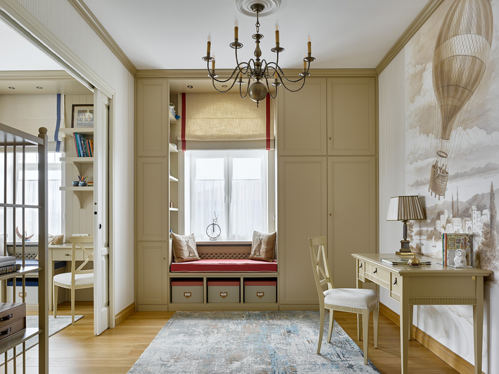 Diseño de dormitorio infantil clásico grande con escritorio, paredes beige y suelo de madera en tonos medios