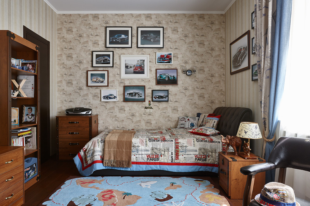 Aménagement d'une chambre d'enfant classique avec un mur beige, parquet foncé et un sol marron.