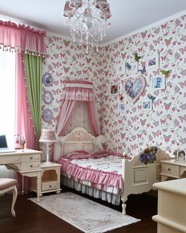 На фото: детская в классическом стиле с спальным местом, разноцветными стенами, темным паркетным полом и коричневым полом для девочки с