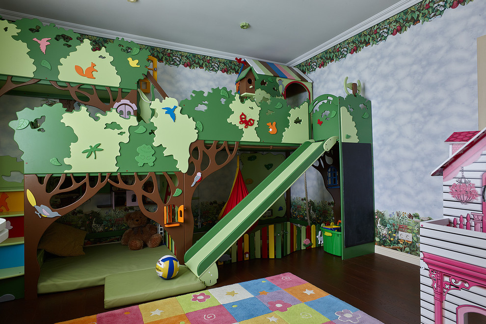 Ispirazione per una cameretta da letto contemporanea con pareti multicolore, parquet scuro e pavimento marrone