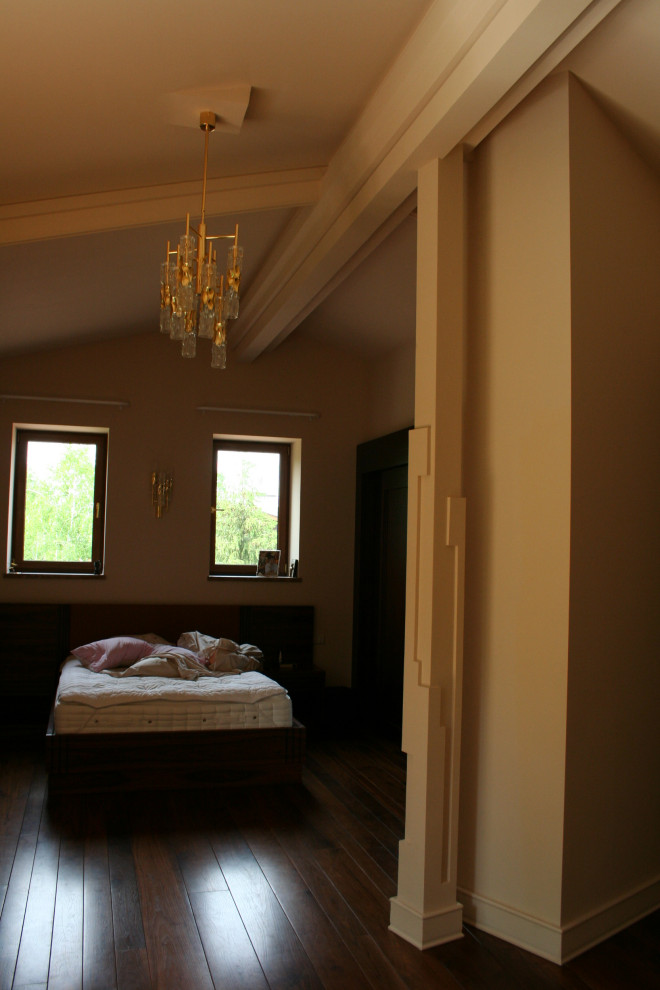 Inredning av ett eklektiskt stort barnrum kombinerat med sovrum, med beige väggar, mörkt trägolv och brunt golv