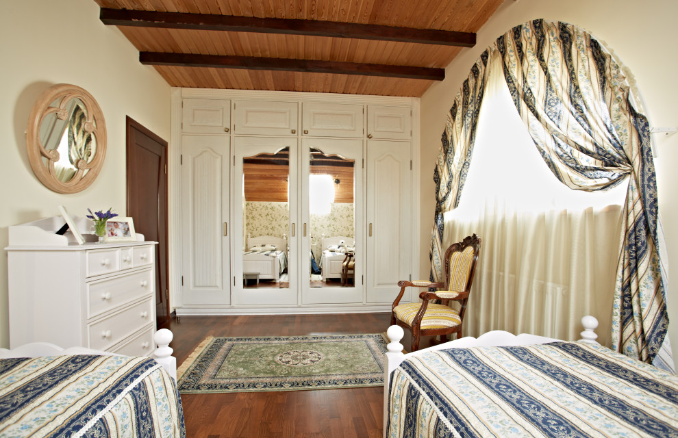 Imagen de dormitorio infantil de 4 a 10 años rústico pequeño con paredes blancas, suelo de madera en tonos medios y suelo marrón