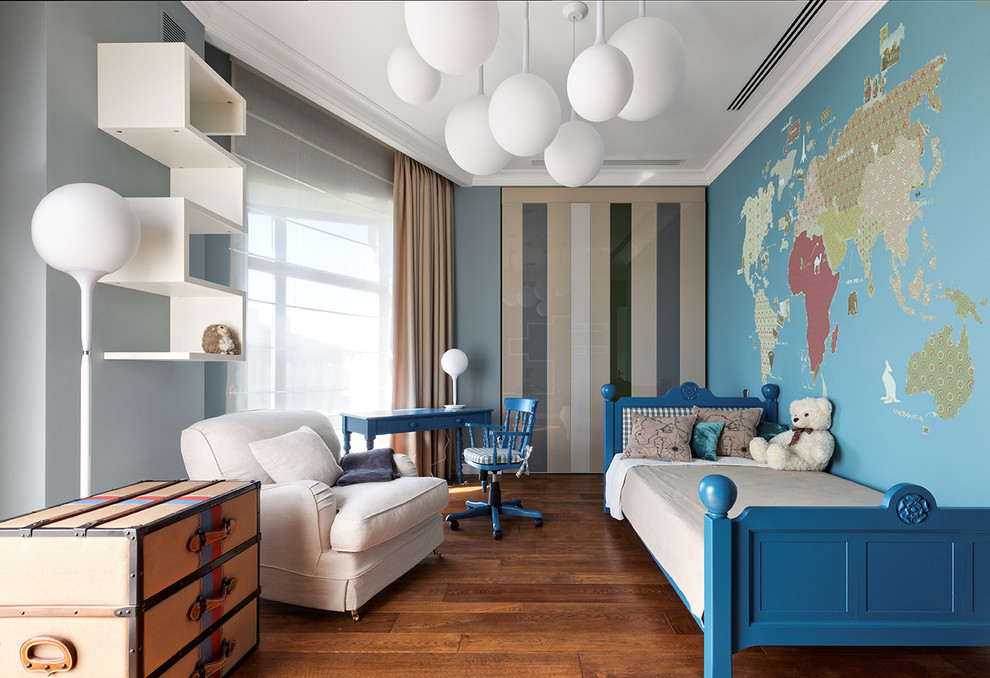 Idée de décoration pour une chambre d'enfant design avec un mur bleu et parquet foncé.