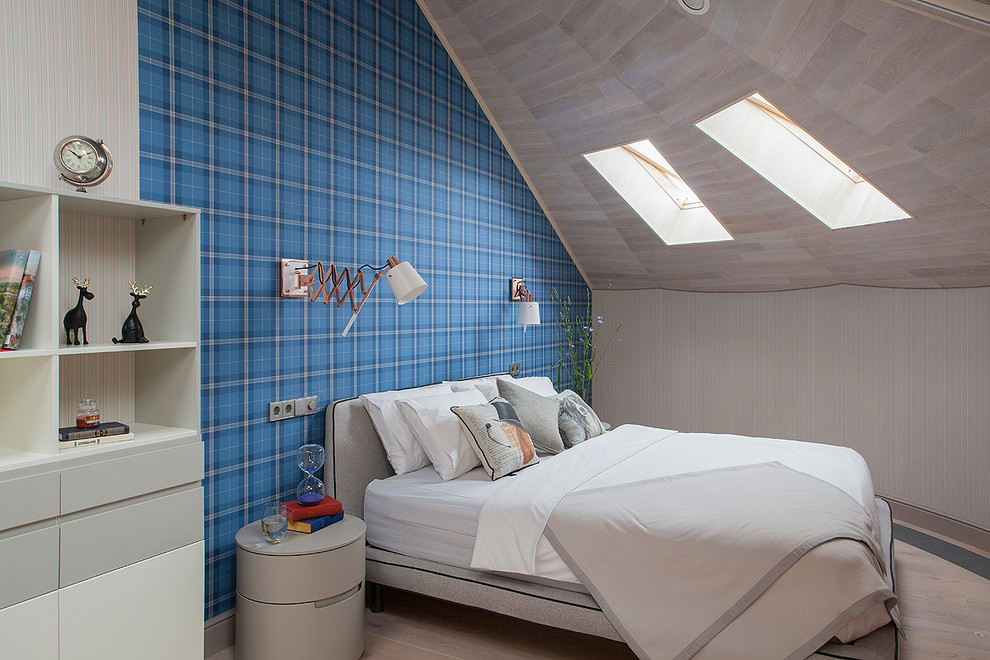 Источник вдохновения для домашнего уюта: детская в современном стиле с спальным местом, синими стенами, светлым паркетным полом и бежевым полом