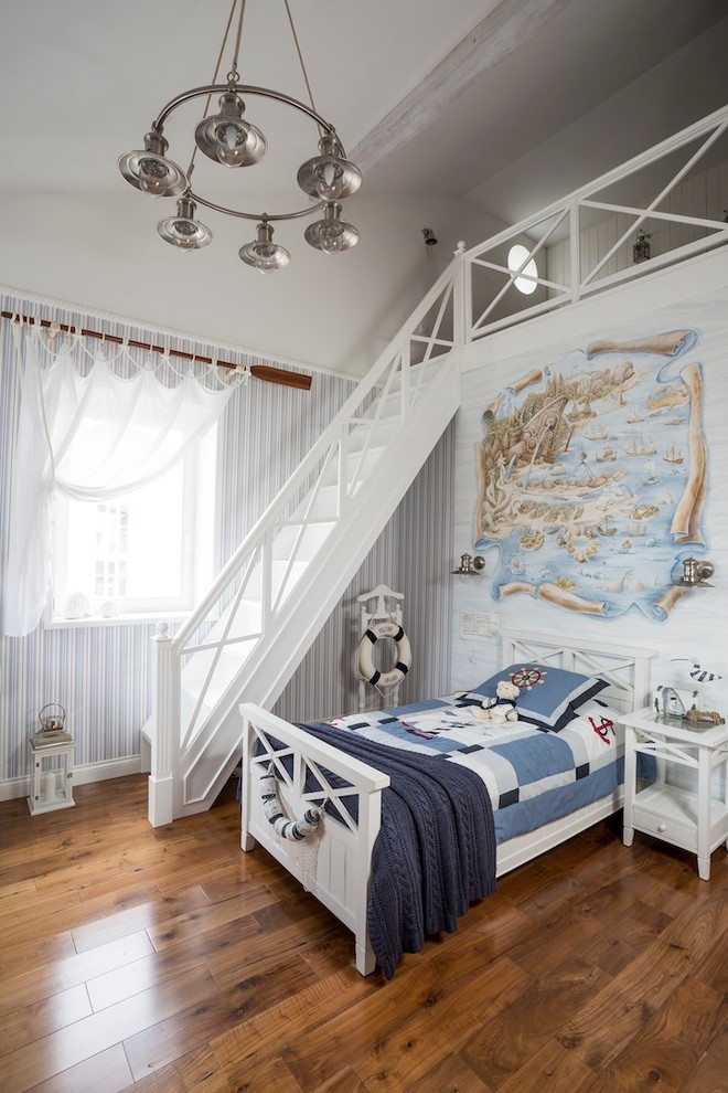 Maritim inredning av ett barnrum kombinerat med sovrum och för 4-10-åringar, med vita väggar och mellanmörkt trägolv