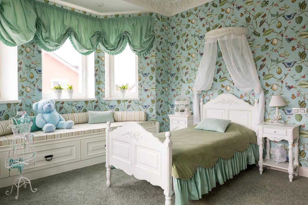 Foto på ett vintage flickrum kombinerat med sovrum, med heltäckningsmatta och flerfärgade väggar