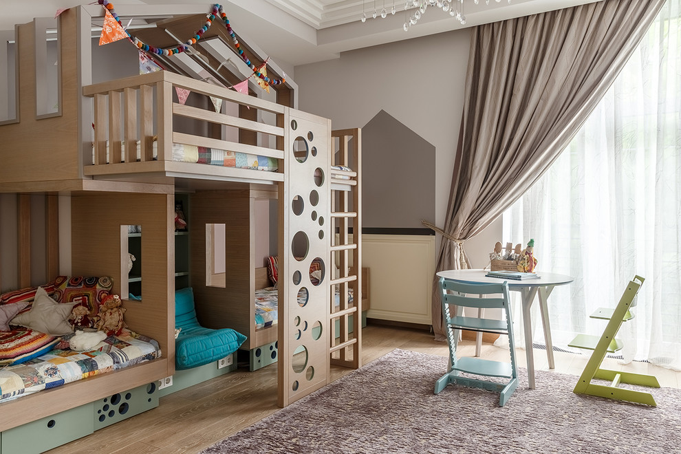Inspiration för moderna könsneutrala barnrum kombinerat med sovrum och för 4-10-åringar, med ljust trägolv