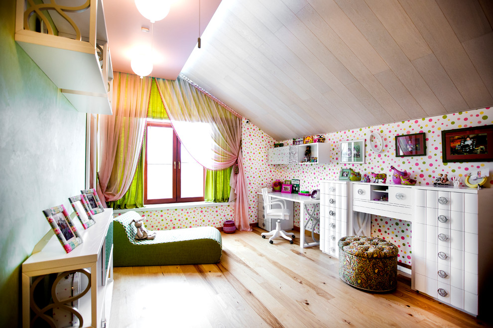 Foto di una cameretta per bambini contemporanea con pareti multicolore, parquet chiaro e pavimento marrone