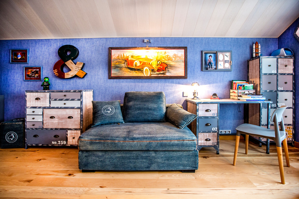 Imagen de habitación de niño de 4 a 10 años bohemia con escritorio, paredes azules, suelo marrón y suelo de madera clara