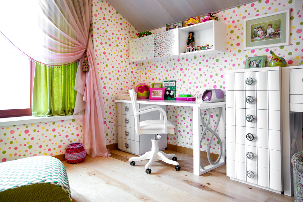 На фото: детская в современном стиле с рабочим местом, разноцветными стенами, светлым паркетным полом и коричневым полом для девочки