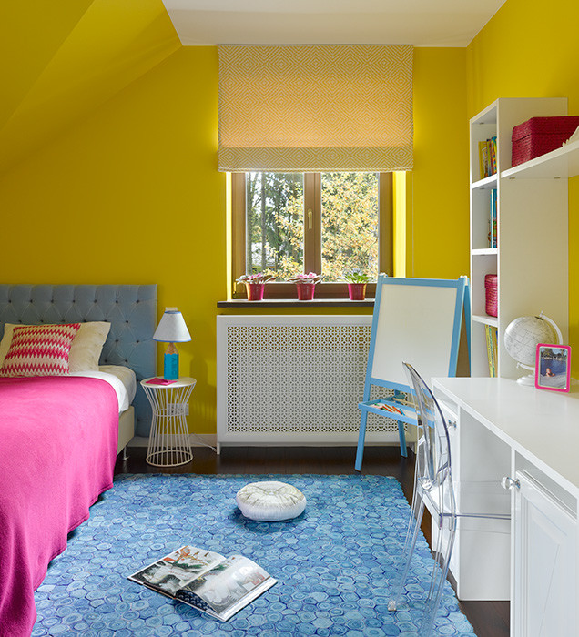 На фото: детская в современном стиле с желтыми стенами и ковровым покрытием для девочки