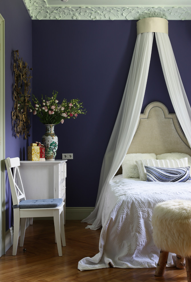 Idéer för att renovera ett vintage flickrum kombinerat med sovrum, med mellanmörkt trägolv och lila väggar
