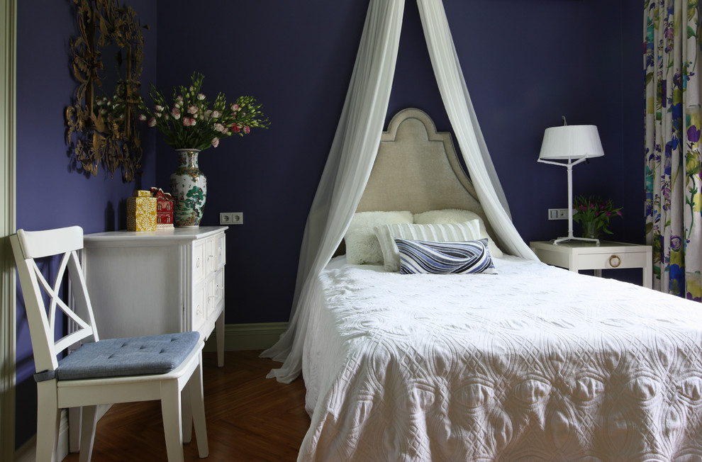 Idée de décoration pour une chambre d'enfant tradition avec un mur violet et un sol en bois brun.