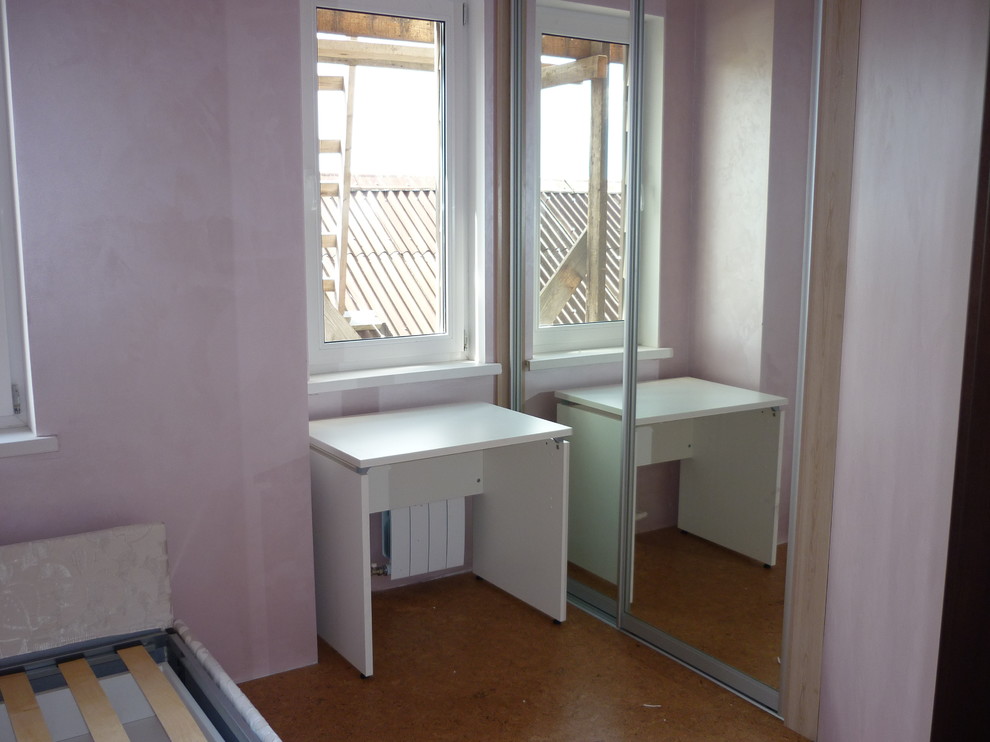 Idéer för små funkis flickrum för 4-10-åringar och kombinerat med skrivbord, med rosa väggar, korkgolv och brunt golv