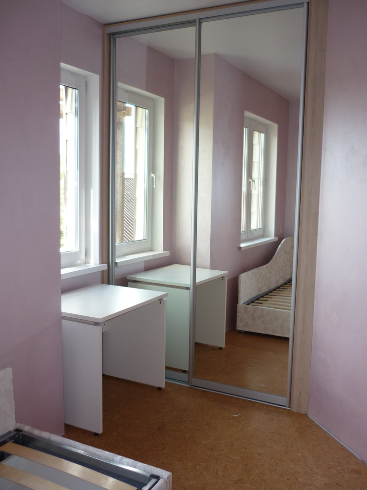 Inspiration för ett funkis flickrum för 4-10-åringar, med rosa väggar, korkgolv och brunt golv