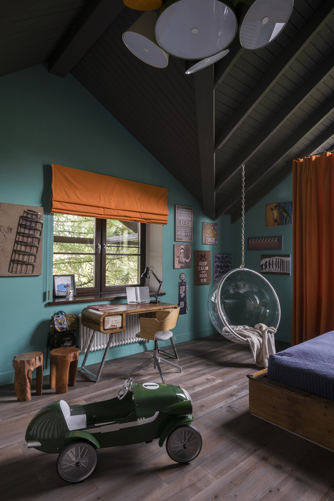 Ejemplo de habitación de niño urbana con escritorio, paredes marrones, suelo de madera en tonos medios y suelo marrón