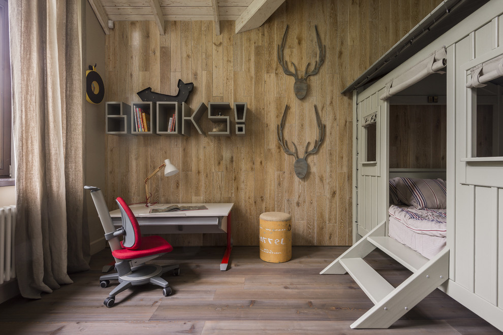 Idéer för ett industriellt pojkrum kombinerat med skrivbord, med bruna väggar, mellanmörkt trägolv och brunt golv