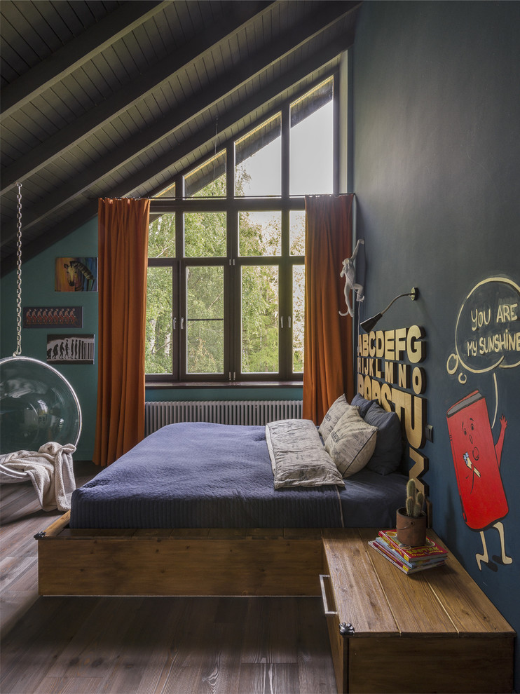 Foto på ett industriellt barnrum kombinerat med sovrum, med mellanmörkt trägolv och brunt golv