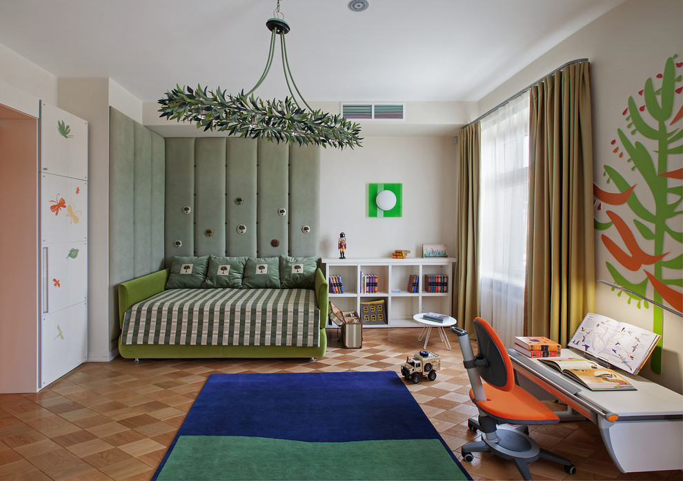 Foto de habitación infantil unisex de 4 a 10 años actual de tamaño medio con paredes blancas y suelo de madera en tonos medios