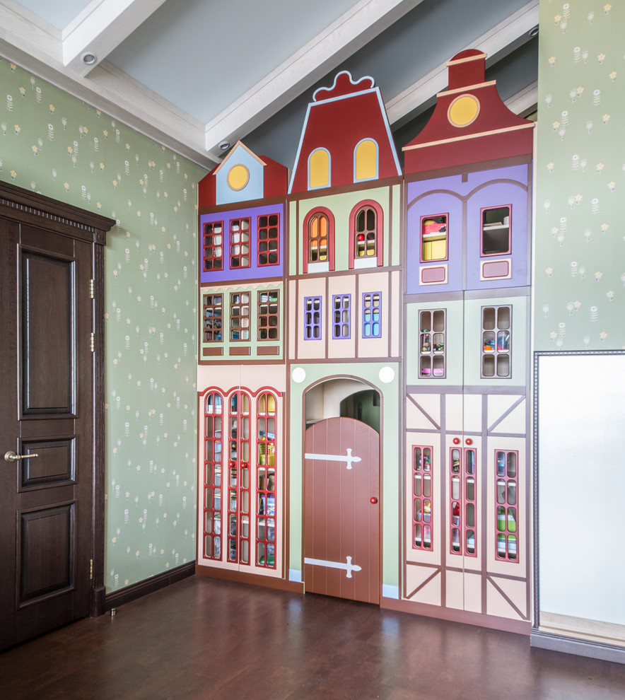 Idéer för att renovera ett mellanstort vintage flickrum kombinerat med lekrum och för 4-10-åringar, med flerfärgade väggar, korkgolv och brunt golv