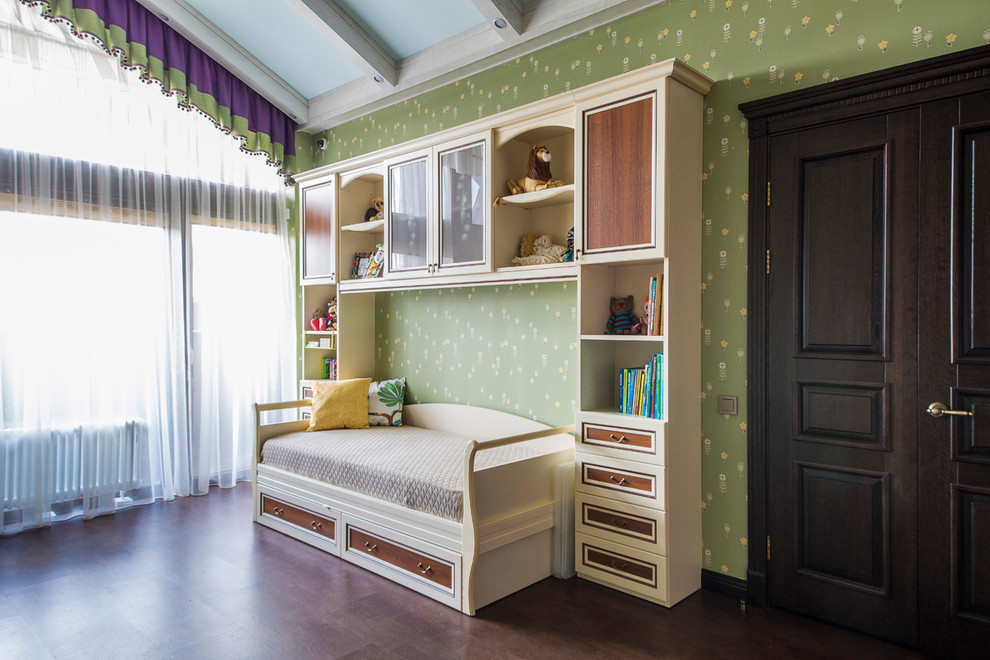 Exempel på ett klassiskt flickrum kombinerat med sovrum, med gröna väggar