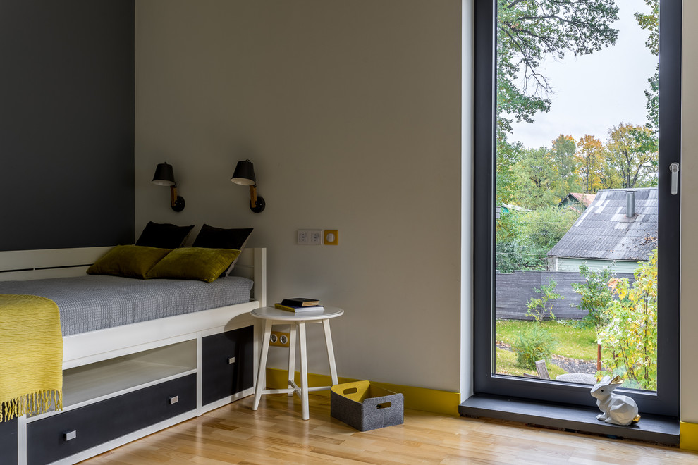 Ejemplo de dormitorio infantil escandinavo de tamaño medio con paredes blancas, suelo de madera clara y suelo beige