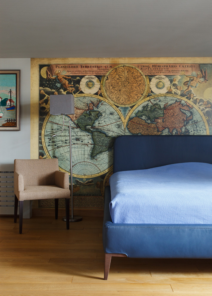 Ispirazione per una cameretta da letto contemporanea con pavimento in legno massello medio e pareti multicolore