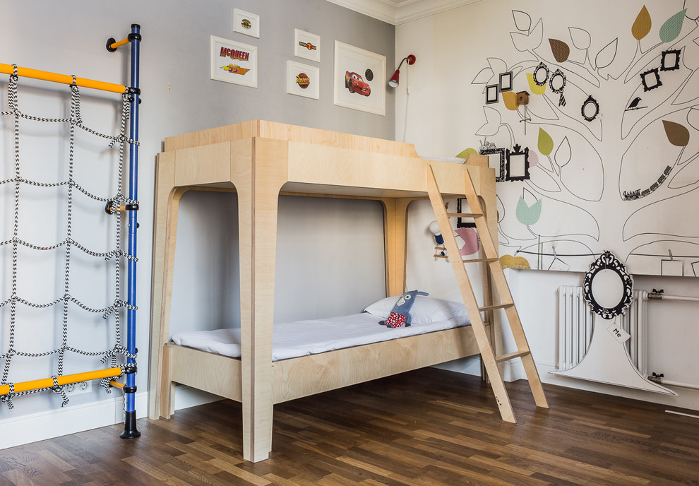 Свежая идея для дизайна: детская в скандинавском стиле с спальным местом, серыми стенами, коричневым полом и темным паркетным полом для ребенка от 4 до 10 лет, двоих детей - отличное фото интерьера