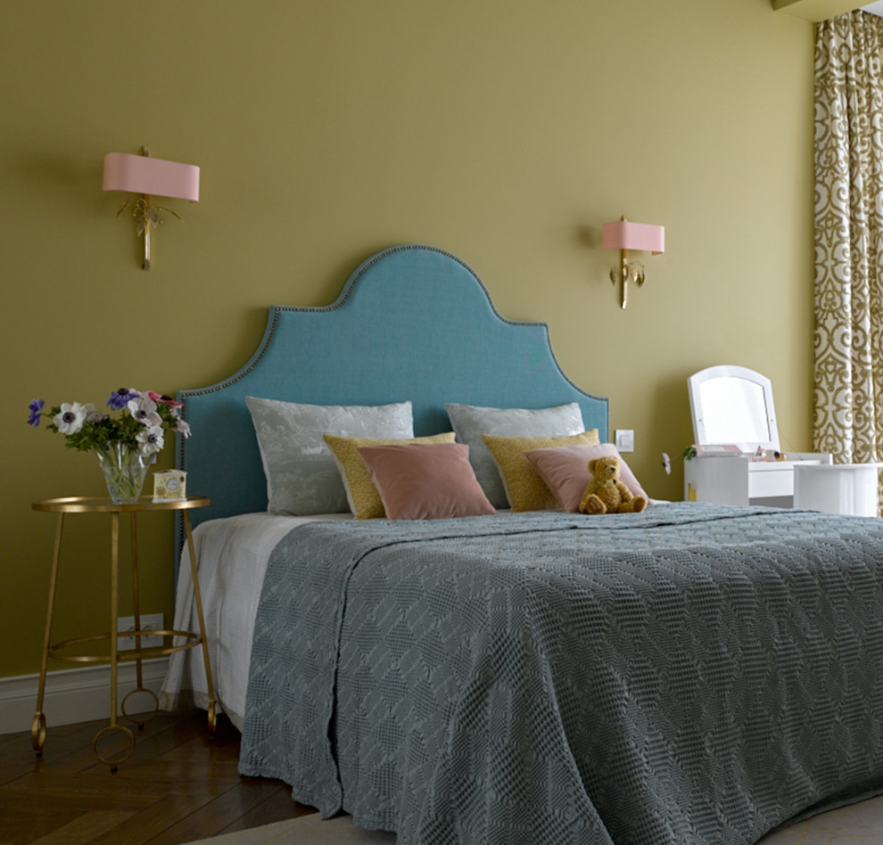 Inspiration för ett vintage barnrum kombinerat med sovrum, med gröna väggar, mellanmörkt trägolv och brunt golv