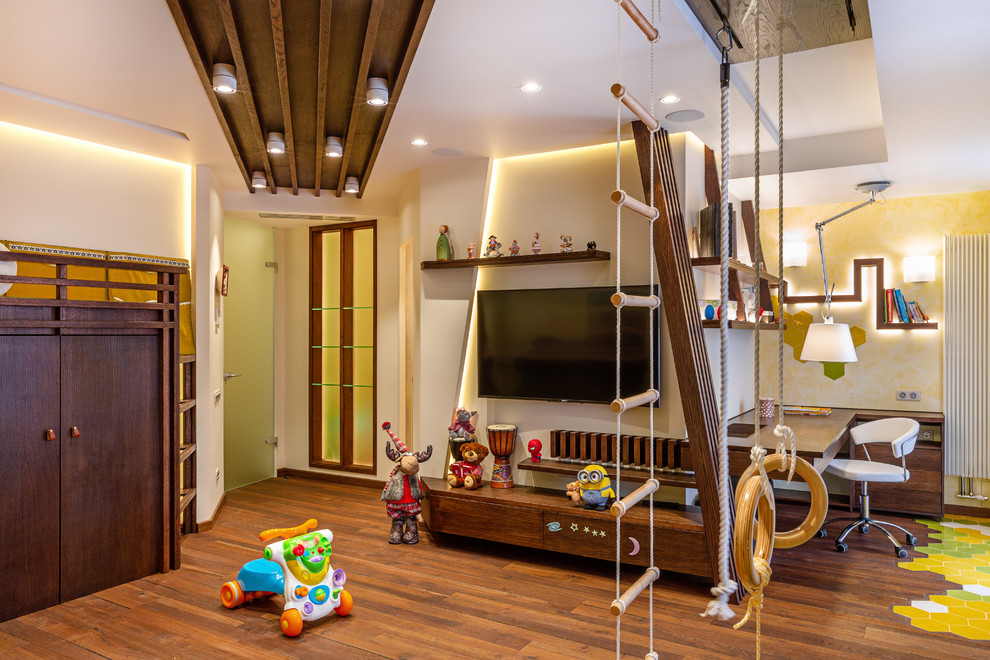 Cette photo montre une grande chambre d'enfant de 1 à 3 ans tendance avec un mur jaune, parquet foncé et un sol marron.