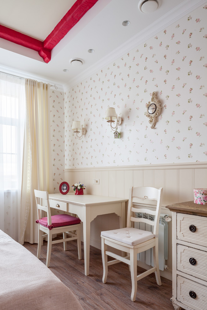 Modelo de dormitorio infantil clásico con paredes blancas, suelo de madera en tonos medios y escritorio