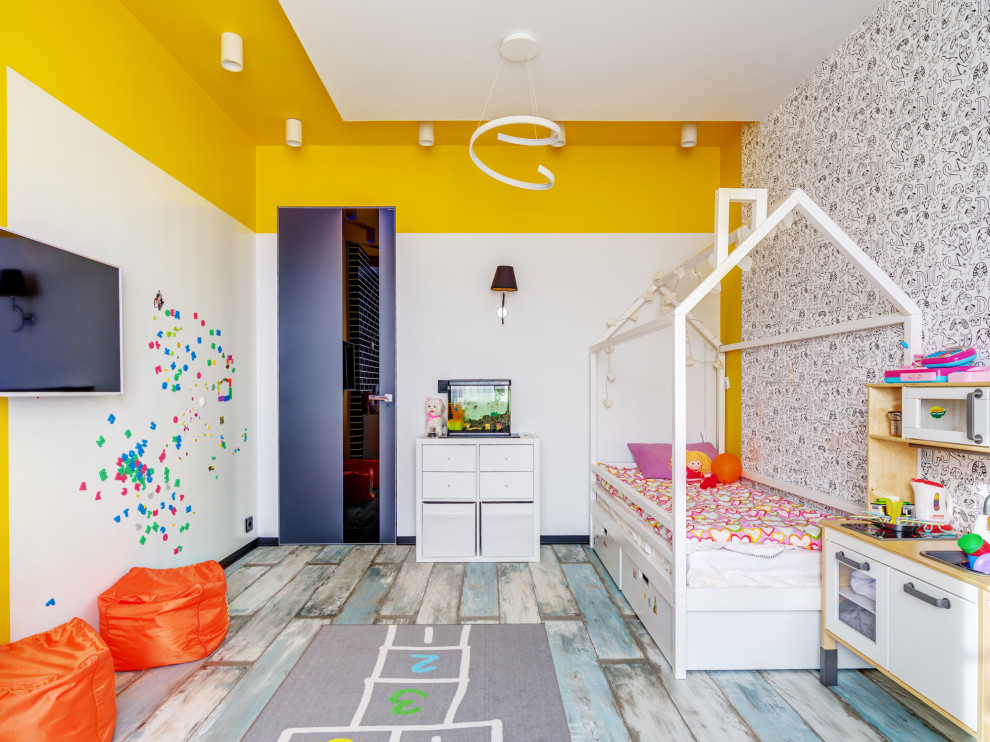 Ispirazione per una grande cameretta per bambini da 4 a 10 anni minimal con pareti multicolore, pavimento in legno verniciato, pavimento multicolore e carta da parati