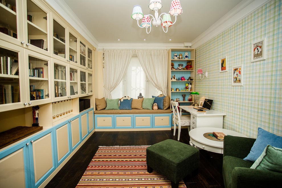 Diseño de dormitorio juvenil campestre pequeño con paredes multicolor y suelo de madera oscura