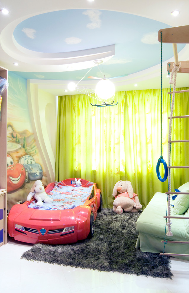 На фото: детская среднего размера с спальным местом, разноцветными стенами, полом из керамогранита и белым полом для ребенка от 4 до 10 лет, мальчика с