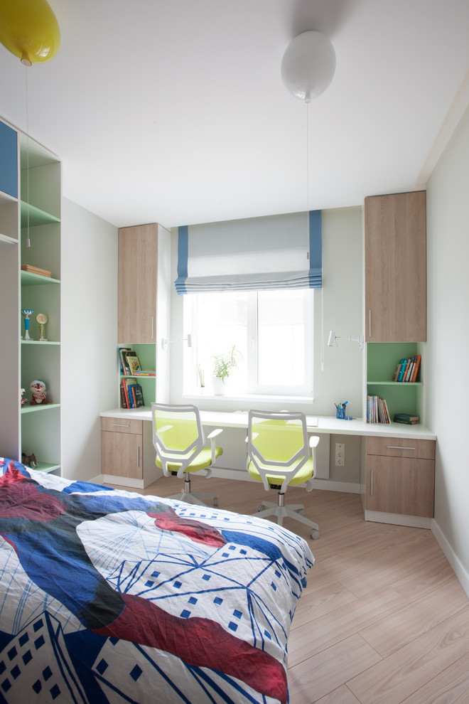 Inspiration för små skandinaviska pojkrum kombinerat med sovrum och för 4-10-åringar, med grå väggar och laminatgolv