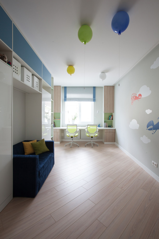 Exempel på ett litet skandinaviskt pojkrum kombinerat med sovrum och för 4-10-åringar, med grå väggar och laminatgolv