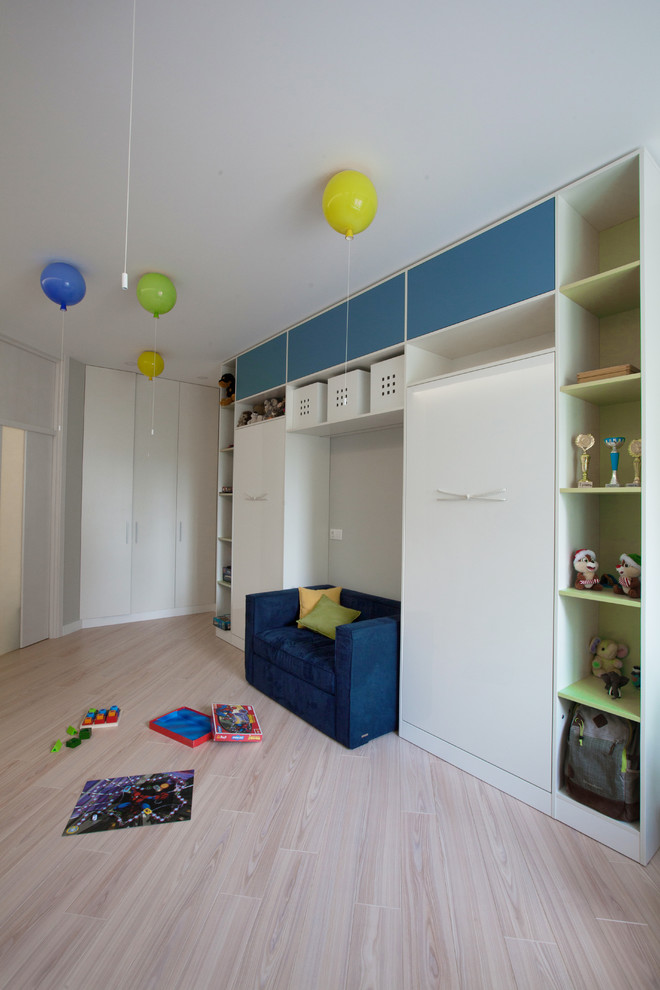 Foto på ett litet minimalistiskt pojkrum kombinerat med sovrum och för 4-10-åringar, med grå väggar och laminatgolv