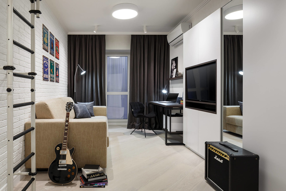 Exemple d'une grande chambre de garçon tendance avec un mur blanc, parquet clair et un sol beige.