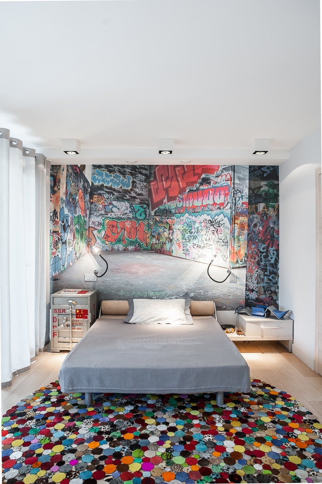 Bild på ett mellanstort funkis barnrum kombinerat med sovrum, med flerfärgade väggar
