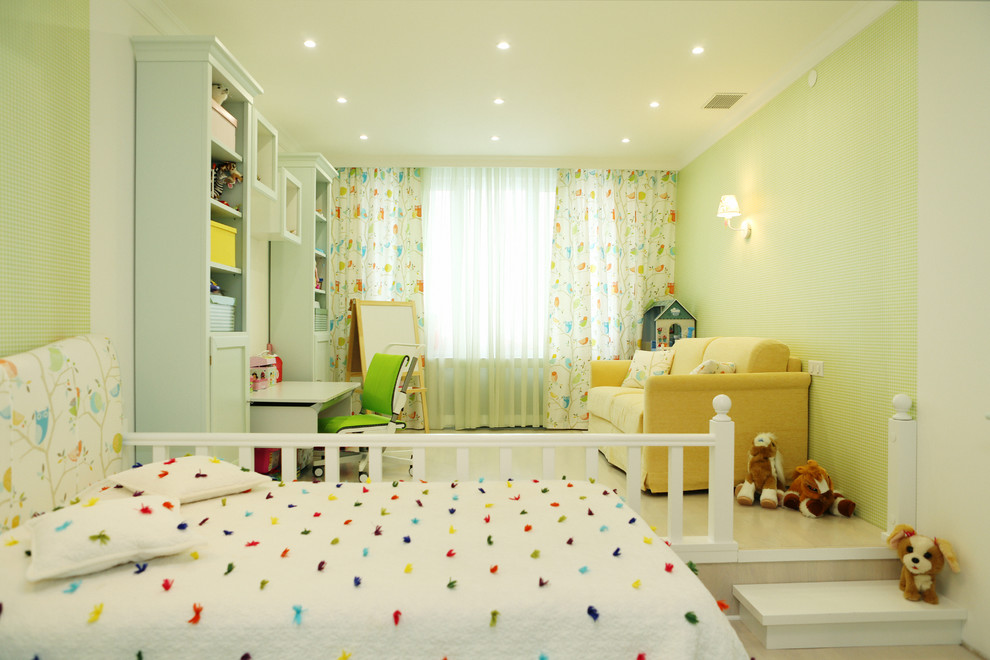 Стильный дизайн: большая детская в современном стиле с спальным местом, зелеными стенами и светлым паркетным полом для ребенка от 4 до 10 лет, девочки - последний тренд
