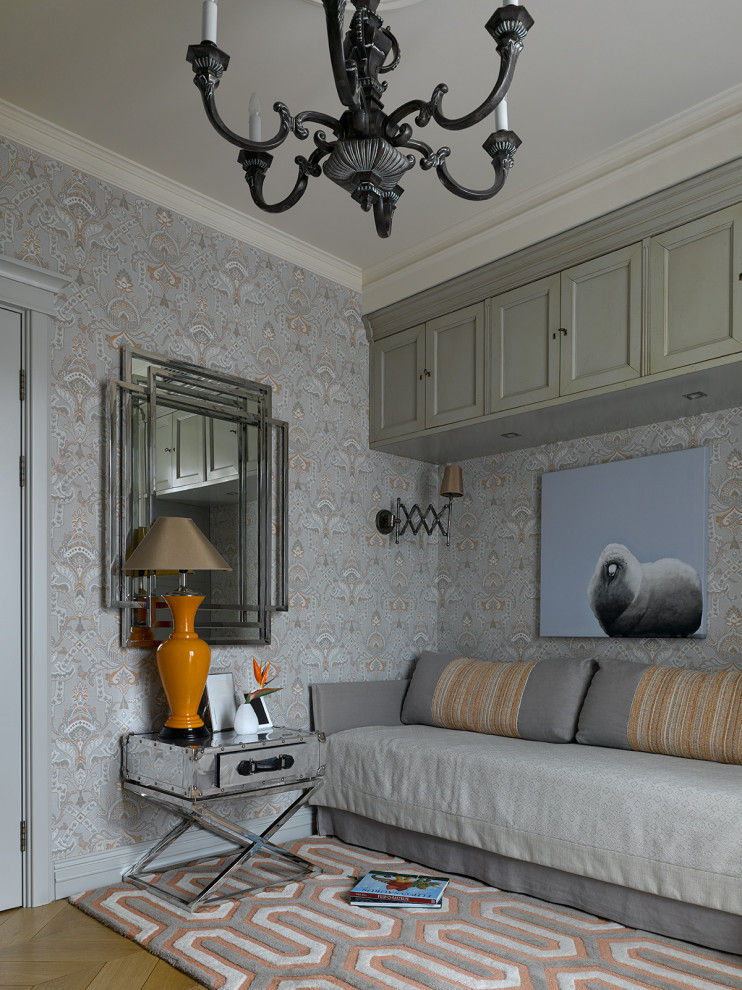 Immagine di una cameretta da letto classica con pareti grigie, pavimento in legno massello medio, pavimento marrone e carta da parati